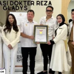 Dokter Reza Gladys Mendapatkan Penghargaan Dari MURI Atas Pencapaian Penjualan 1000 Produk Kecantikan Dalam Sehari