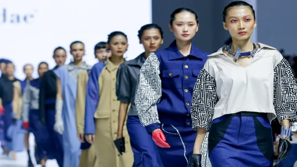 Tities Sapoetra Menampilkan Kreasi Denim dan Busana Feminin di Jakarta Fashion Week 2025