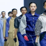 Tities Sapoetra Menampilkan Kreasi Denim dan Busana Feminin di Jakarta Fashion Week 2025