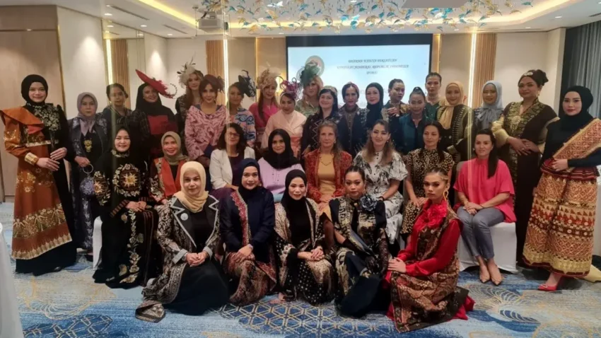 DPW KJRI Dubai Kenalkan Warisan Budaya Melalui Fashion Show Batik