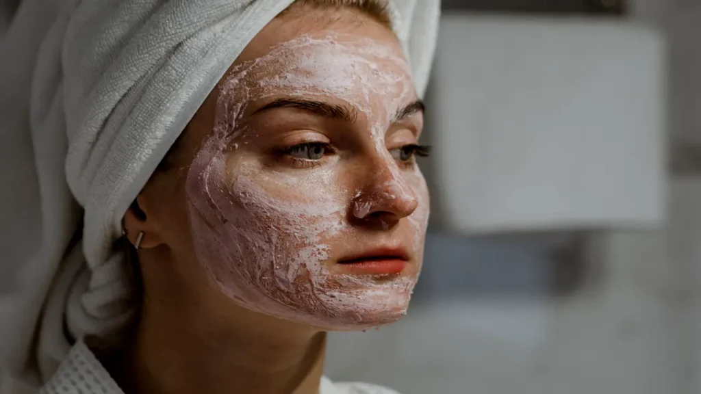 7 Skincare yang Bisa Hilangkan Gradakan di Wajah