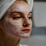 7 Skincare yang Bisa Hilangkan Gradakan di Wajah